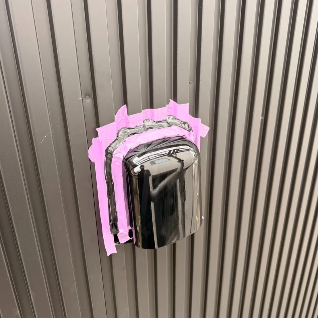 雨が降ってはコーキングは打てぬ!!
